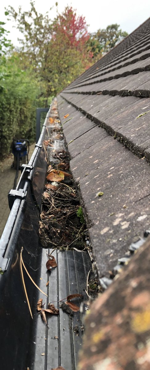 supaclean14's tweet photo. #Beforeandafter gutter clean at #PottersBar where ladders can’t reach using @SpaceVac_UK equipment https://t.co/adsdaBgVFx