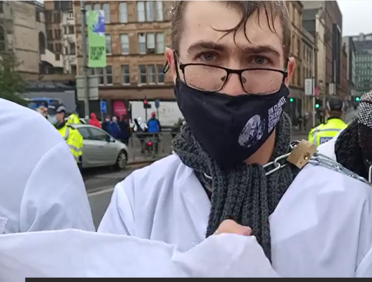 'We as scientists are terrified by possible collapse of #civilisation by end of this century as a consequence of #ClimateChange'. Full statements by physicist @MikeLW90 & #energy #meteorologist @jfallon1997 while occupying bridge in #Glasgow #COP26👉dropbox.com/s/t9w0i49xdf3g… 1/4