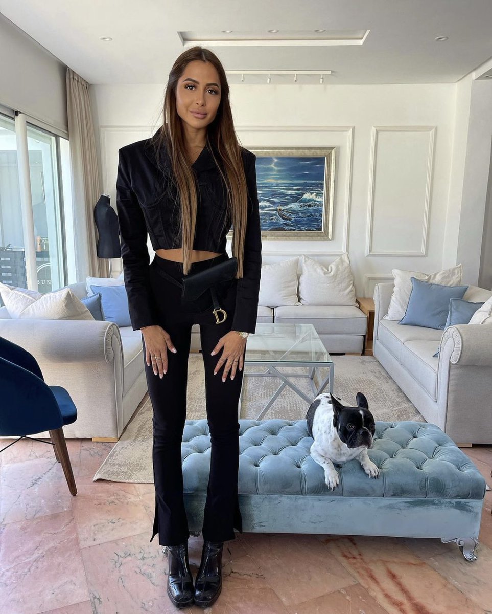 LolitaMarquez10's tweet photo. Marine El Himer c’est vraiment la plus belle candidate de tv elle est trop mim’s en plus elle défend toujours les candidats qui se font harceler (Illan, Lena, Isabeau, ect) face aux grosses têtes et ça j’adore elle a peur de personnes. #LMvsMonde6 #LaBatailleDesCouples3 #LPDLA9 https://t.co/98DqnKSgyp