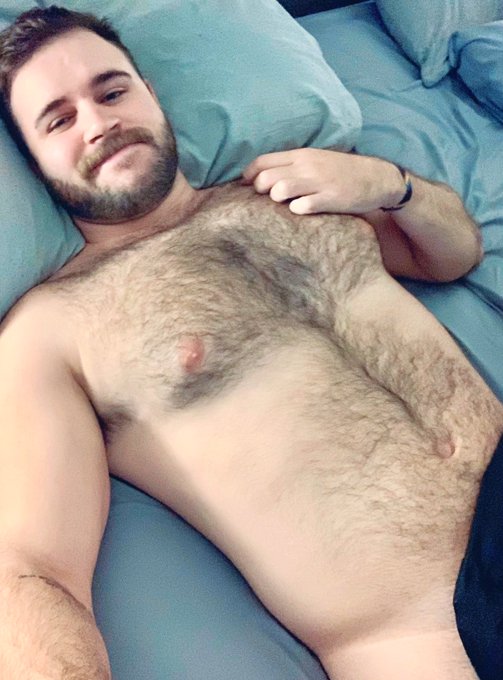 Monday morning cuddles are needed 🥺 There&rsquo;s a lot of room in this bed 😌 https://t.co/IUJwTQQMQO