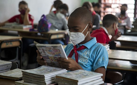 EmbaCubaJamaica's tweet photo. Thanks to our vaccines, Cuban students are finally back to class! This Monday we witness one more achievement of #Cuba 🇨🇺, children and adolescents return to school, most of them with their complete vaccination schedule.
#CubaIsSafe
#BackToClass https://t.co/z7hTl0NtUu