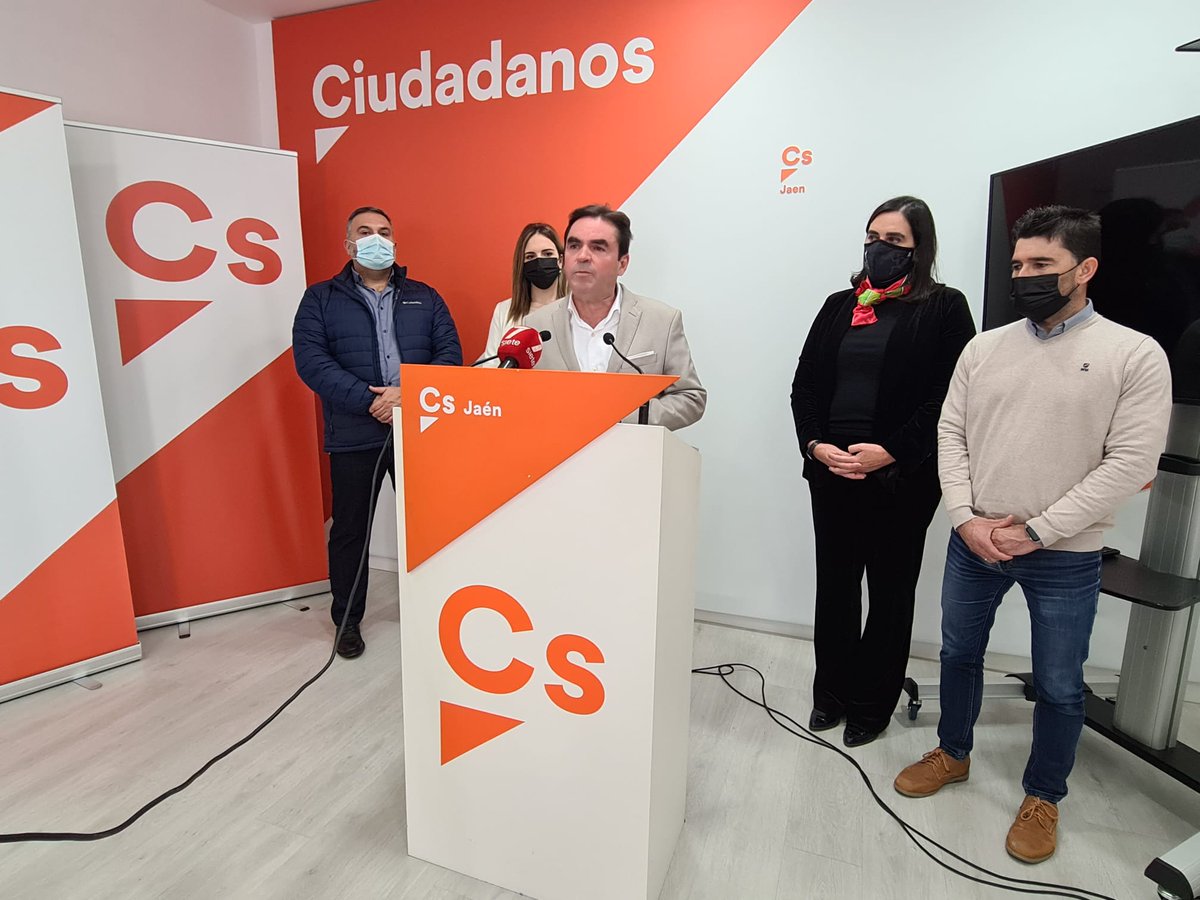 CsJaen_Prov's tweet photo. 🗣️ @MiguelALorente ha valorado esta mañana en rueda de prensa los Presupuestos🍊 andaluces, que cuentan con la partida más social de la historia sin ❗❗❗SUBIR LOS IMPUESTOS❗❗❗

Nota de prensa: https://t.co/u2CibX5ur0 https://t.co/2niMzHbgNw