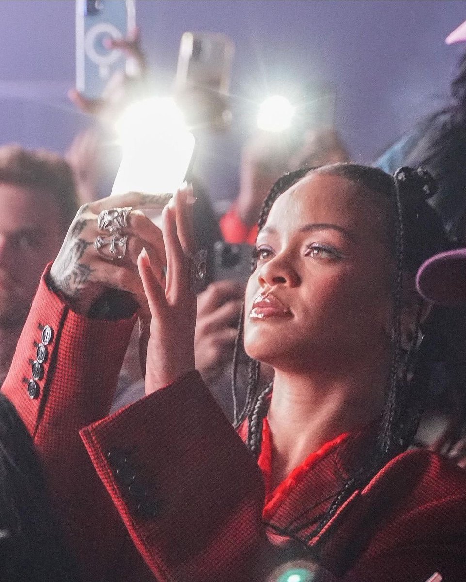 RNavyNation's tweet photo. A perfeição ❤️ 💕
#COMPLEXCON2021 #Rihanna https://t.co/HFTbzA3dUn