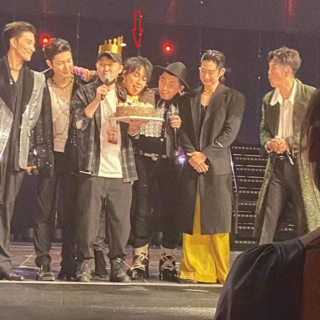 Em_Hozi_Dimash's tweet photo. 🤣 His arm reaches four person!!!! Too sad his tongue doesn't reach the cake 😂

#DimashQudaibergеn @dimash_official 
🔗 https://t.co/R1LS9Ug9W8 https://t.co/Duvo3wd45j