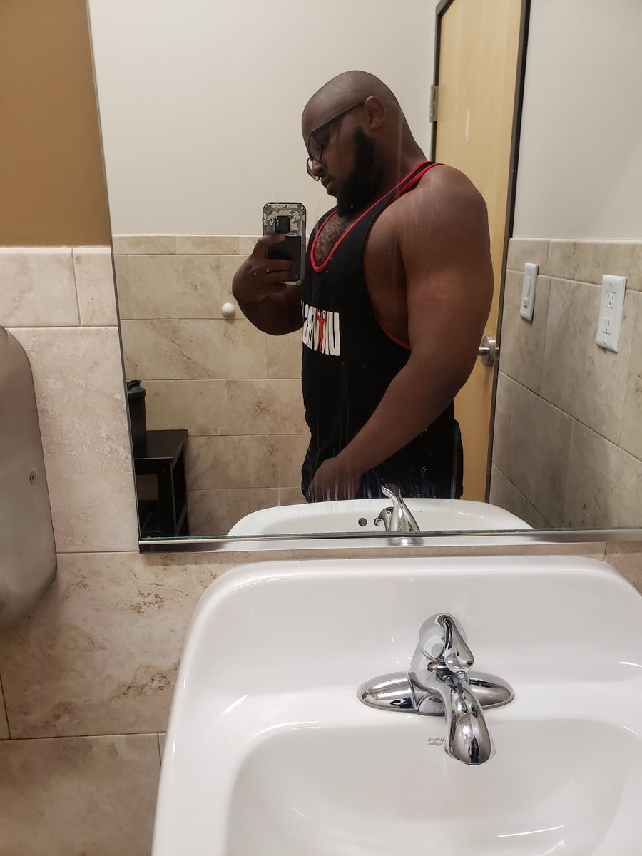 Alexthiccfit's tweet photo. Good chest day with my bud, This bull is gettin stronger by the day. Watch and support the growing bull. 💪🏾💪🏾 #Musclebull #growth #supportthegrowth #bodybuilding #gay #gaymuscle 
$AxlN22 https://t.co/x2HKmZpFKJ