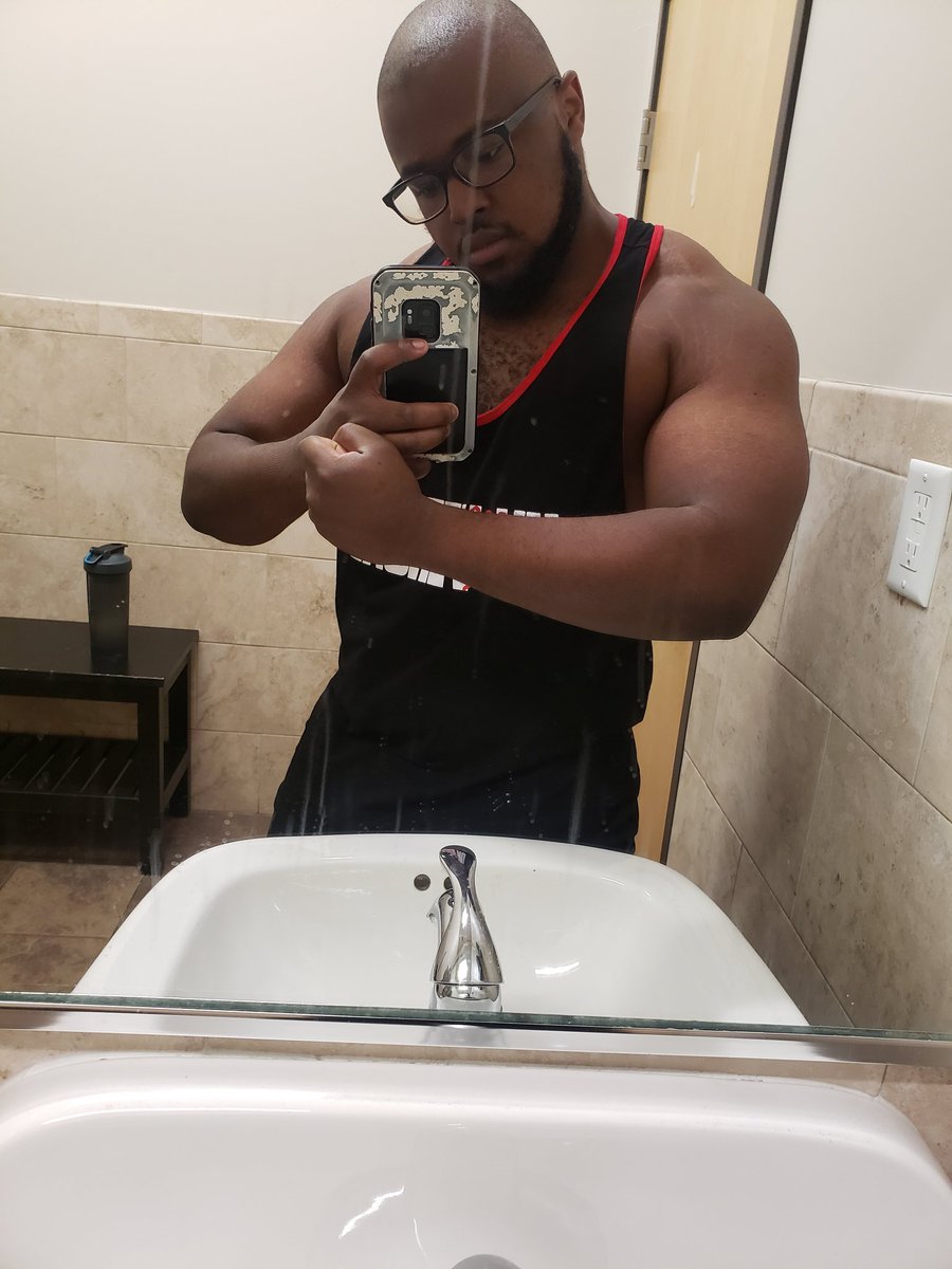 Alexthiccfit's tweet photo. Good chest day with my bud, This bull is gettin stronger by the day. Watch and support the growing bull. 💪🏾💪🏾 #Musclebull #growth #supportthegrowth #bodybuilding #gay #gaymuscle 
$AxlN22 https://t.co/x2HKmZpFKJ