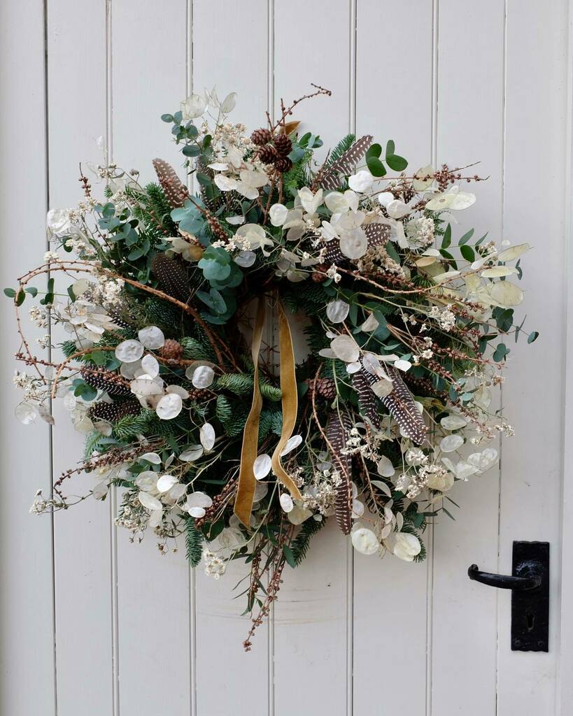 A Christmas wreath where less is more.....
.
.
We had quite the journey around the world last year........and you'd be forgiven for perhaps wondering how we managed this seemingly quite impossible thing?

Well, it was through flowery friends like Kerin @… instagr.am/p/CWBaZCDoXcL/