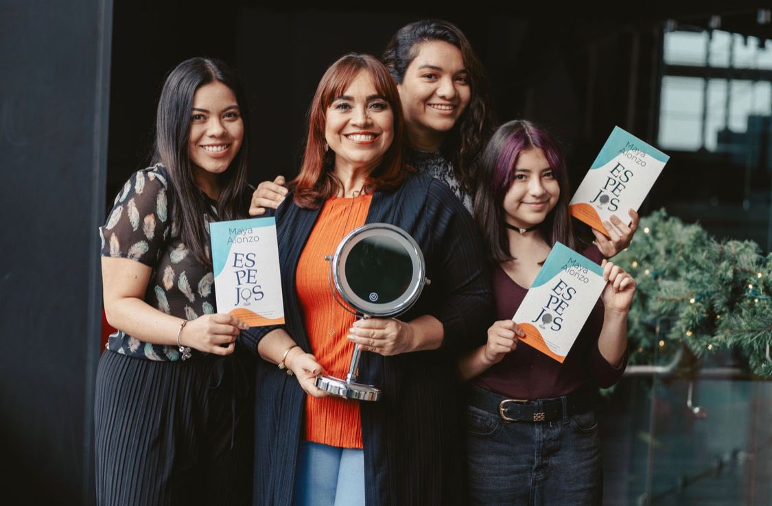 MayaAlonzo's tweet photo. Estoy rodeada de #Espejos 
Pueden pedir su libro al WhatsApp 502 37139516 🇬🇹 https://t.co/uhA0X8hPYz