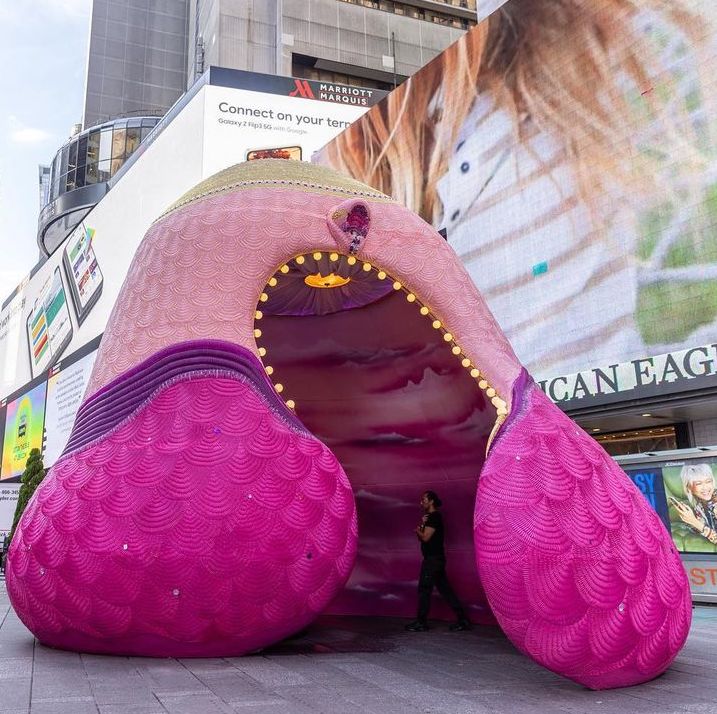 creativetime's tweet photo. #CTRecommends visiting Times Square to see Pamela Council's new work, "A Fountain for Survivors".
Presented by @tsqarts, the installation is a handmade mosaic of hundreds of thousands of acrylic fingernails and is on view through Dec 8.
Learn more: https://t.co/GYc0u6y7rN https://t.co/0Q9k1iI9R8