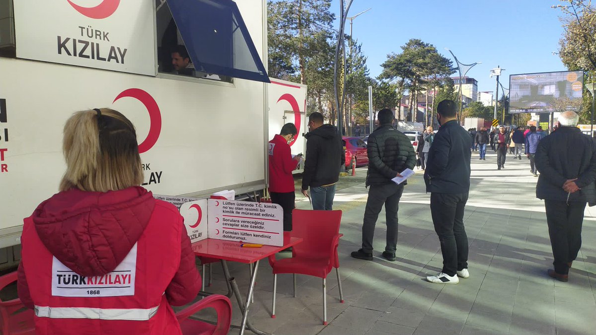 bitliskizilay's tweet photo. “Kan Bağışı Can Bağışıdır”

Tatvan Yaşam AVM önündeki kan bağışı alanımıza gelip Bağış yapan Vatandaşlarımıza ve çalışanlarımıza gönüllü Gençlerimiz ile destek olduk.
#sensizolmaz #kandostum https://t.co/R7kxovvP0I