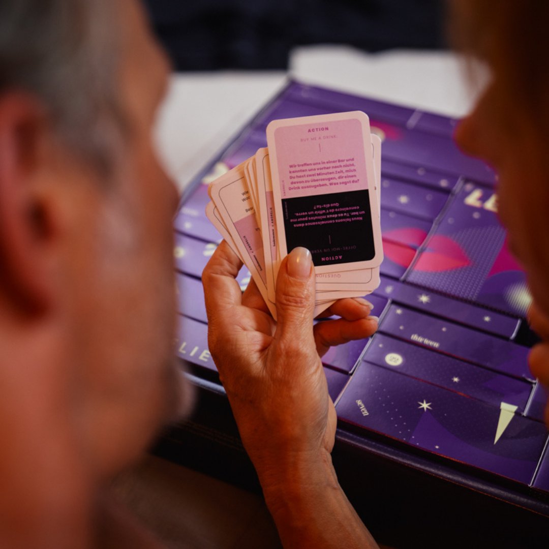 sondermoment's tweet photo. News!💜  Wir haben uns wieder mit @amorelie zusammengetan! In beiden Kalendern findet ihr das Kartenset eigens entwickelt für die AK21! Danke an alle für die top Zusammenarbeit!🌟

📸 Tobias Schult für AMORELIE
#adventskalender #amorelie #amorelieadventskalender #weihnachten2021 https://t.co/7PduROr7kN