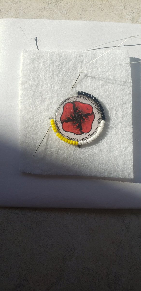 Today is National Indigenous Veterans Day.  In #Anishinaabemowin class my students learned about Indigenous Veterans and their contributions. Gchi-miigwetch @RMComedy for the idea. My students started beading poppies today 🧡
#NativeAmericanHeritageMonth #IndigenousVeteransDay