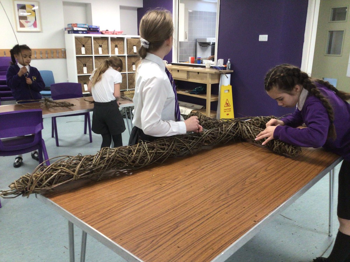 BirchwoodCE's tweet photo. Some more pictures from today’s willow weaving. #willowweavingcreations #bcepsre #bcepsart https://t.co/H56uBQCxCq