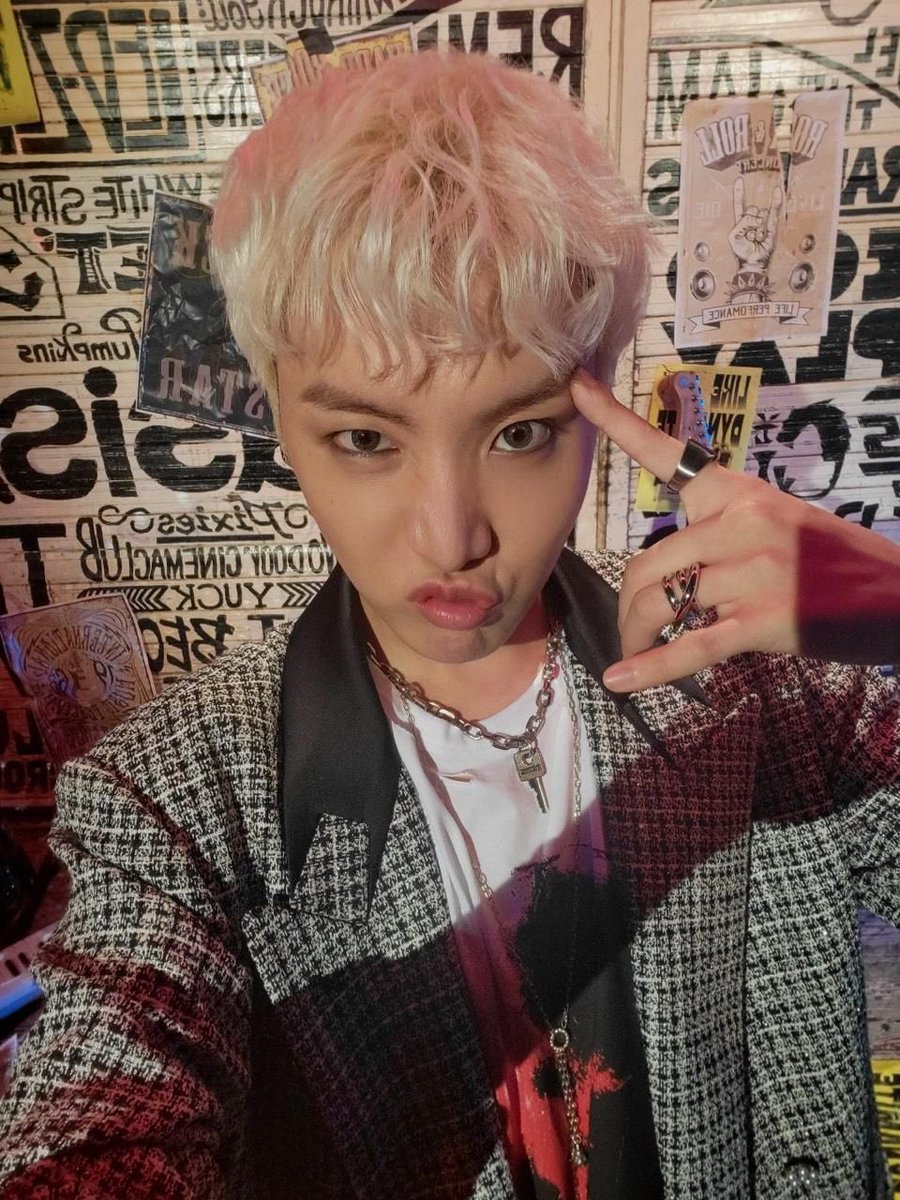 BTSNewsBrasil's tweet photo. [WEVERSE]

Jhope. 

“Amo todos vocês!! 🤟💜”

@BTS_twt #BTS https://t.co/4H2GAWvJLv
