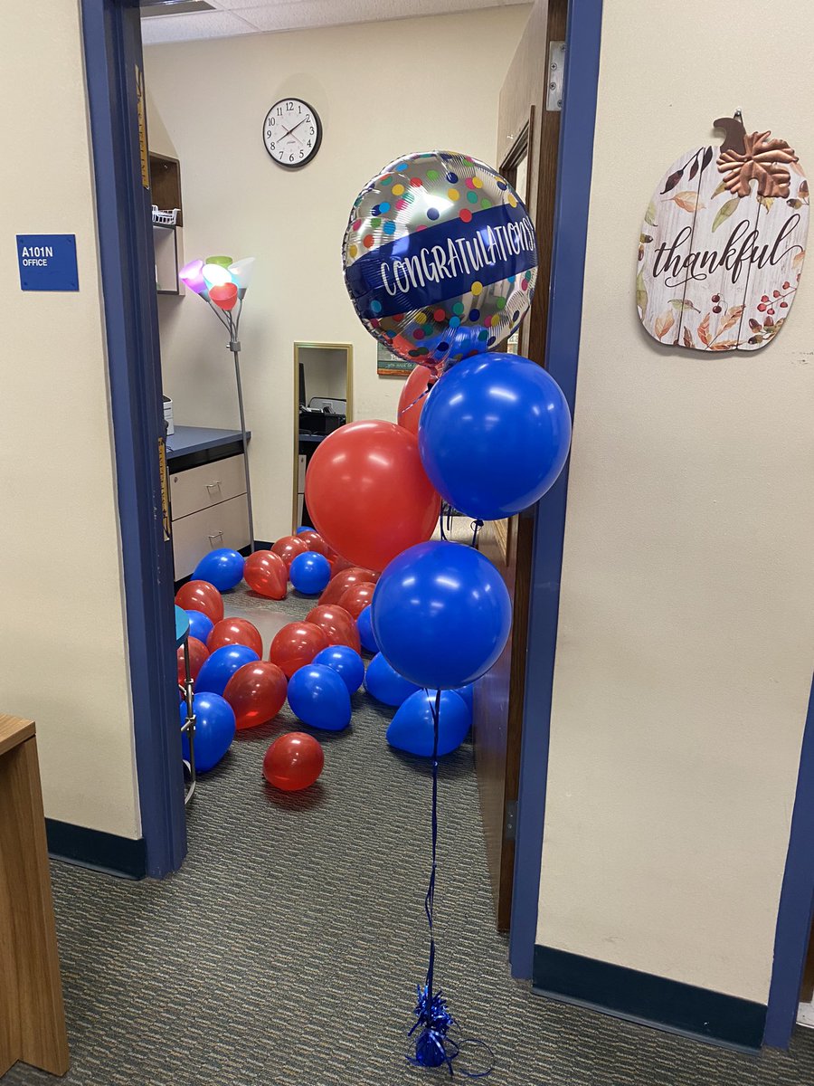 What a beautiful surprise! 🥲🥳 Thank you to our lovely office staff <a href="/NISDEsparza/">@NISDEsparza</a>. You made my day! Let the new journey begin. 💙 💙🥰💙💙 #AdminIntern #LeadershipJourney
