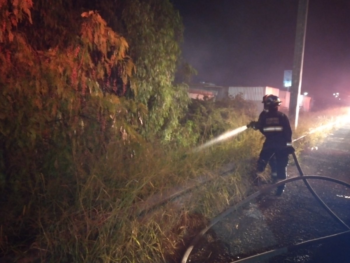 noticiasdeqro's tweet photo. #SEGUIMIENTO | 🔥Sofocan incendio en baldío | Ayer por la noche, personal de emergencias sofocó el incendio en un lote baldío que con la humareda estaba provocando problemas de visibilidad

Toda la información aquí:
https://t.co/hkmxdYHYjT

#NOTICIASDEQUERÉTARO #INCENDIO #SOFOCAR https://t.co/Zy288HdPsf