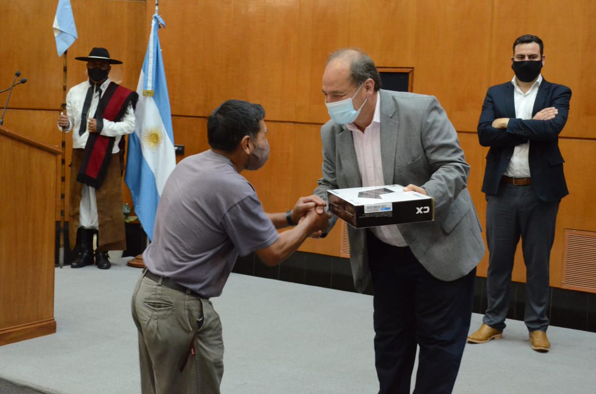 MdeGobierno's tweet photo. ▶️“Con la entrega de notebooks, estamos dando un paso más en la inclusión digital en nuestra provincia”, expresó el ministro @ricardo_villada, quien entregó conputadoras a 50 de los 300 beneficiarios del plan #ConectateDigital. #Salta #GobiernoPresente
👉https://t.co/BC20MdiKtx https://t.co/EfL4h2DJM6