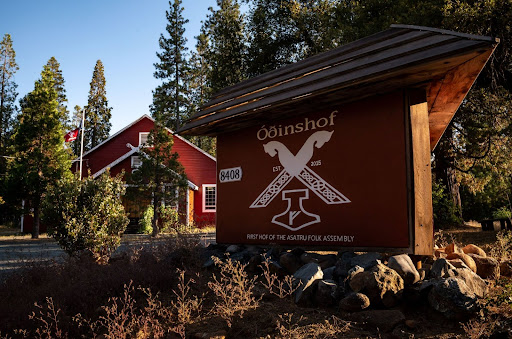 The origins of a racist, whites-only church started with fantasy novels and, eventually, found a home headquartered in the foothills north of Sacramento.

Here’s an in-depth look at its history — and why its neighbors are rattled and worried.

#Thread

📸: <a href="/XMPhotos/">Xavier Mascareñas</a>