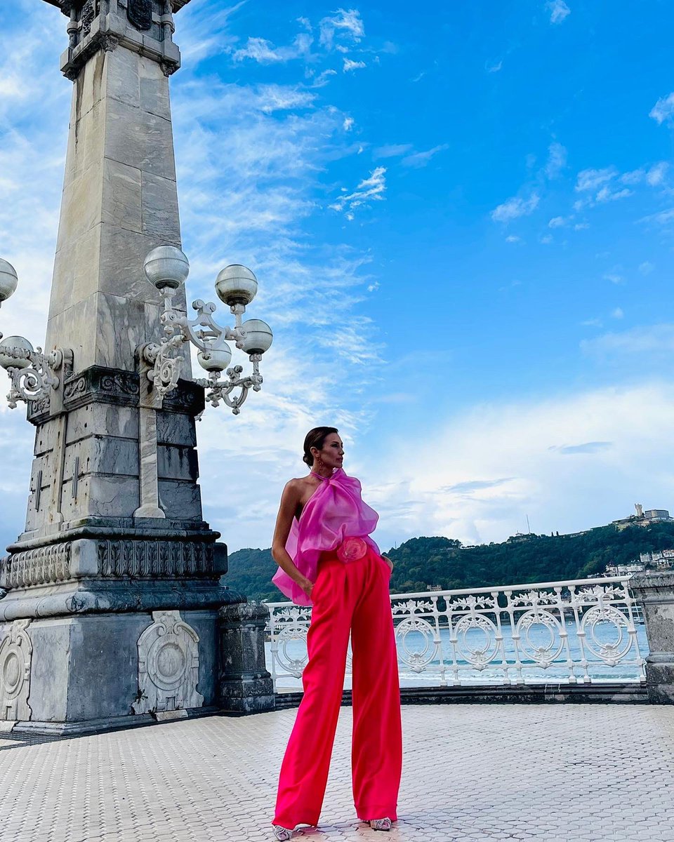 OfficialNievesA's tweet photo. M O D A E S P A Ñ O L A 💗
📍 San Sebastián #FlashModaTVE
Pronto Flash Moda vuelve a salir del plató rumbo a Tenerife para apoyar su industria y su cultura.
❤️ @isabelzapardiez
Styled by Fran Marto
📺 @flashmoda_TVE
#flashmoda #teamflashmoda #modaespañola https://t.co/It9ynvzu1c