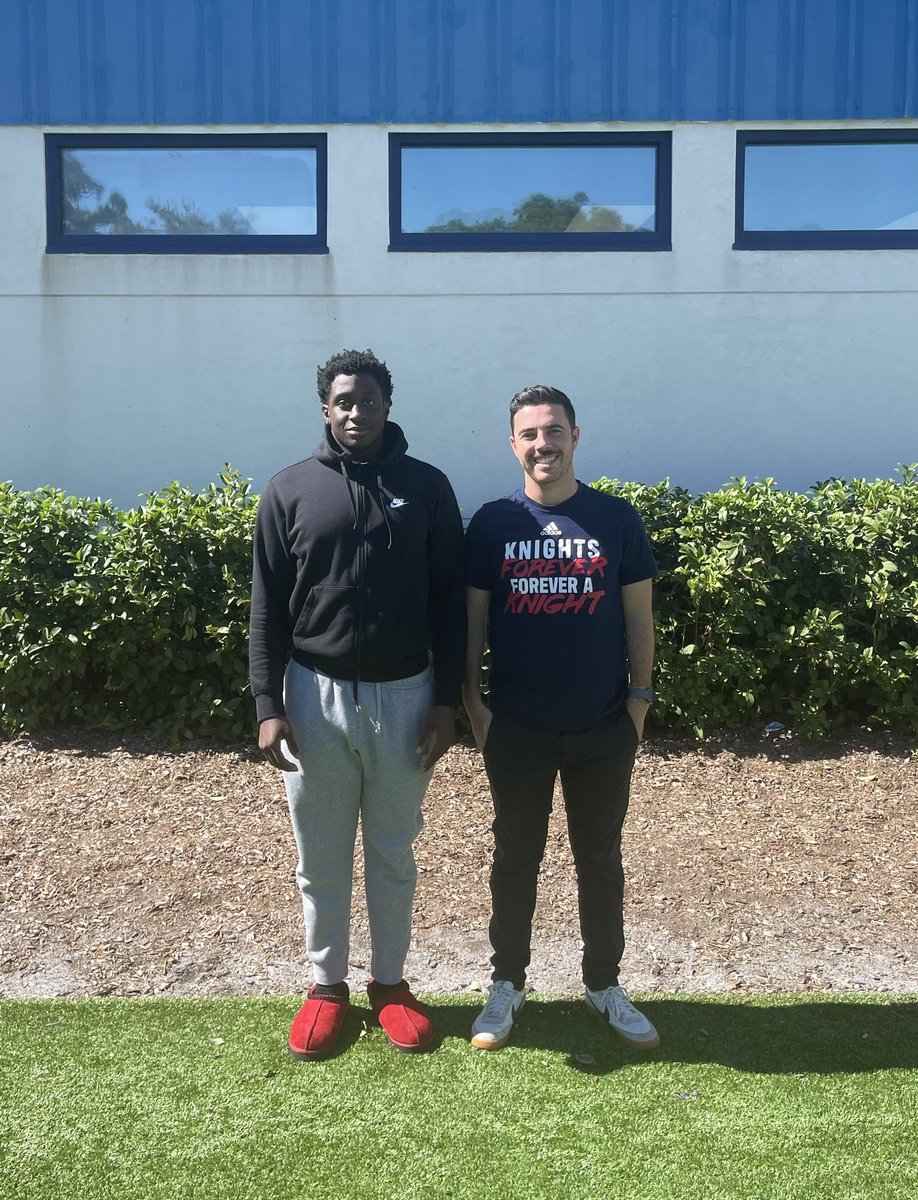 🚨Senior Spotlight
👉🏼 2022  DB Ayiza Trotman <a href="/AyizaTrotman/">Yeezy</a> 
📐 5-10 190
🍿 Ball hawk! Physical! High Football IQ
📽 hudl.com/v/2Frtut