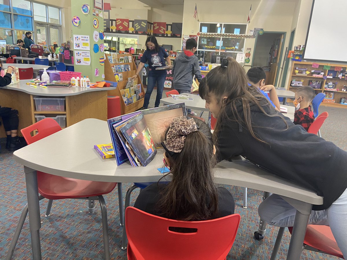 missrdgzem's tweet photo. Los amigos de kínder con the 5th graders… the perfect reading buddies! 🧑‍🤝‍🧑 
@NISDmartin @NISDmartinlib @Sandra48076574 https://t.co/Px6ZVVFaUU