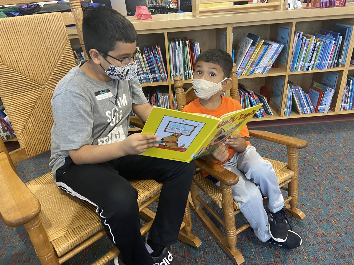 missrdgzem's tweet photo. Los amigos de kínder con the 5th graders… the perfect reading buddies! 🧑‍🤝‍🧑 
@NISDmartin @NISDmartinlib @Sandra48076574 https://t.co/Px6ZVVFaUU
