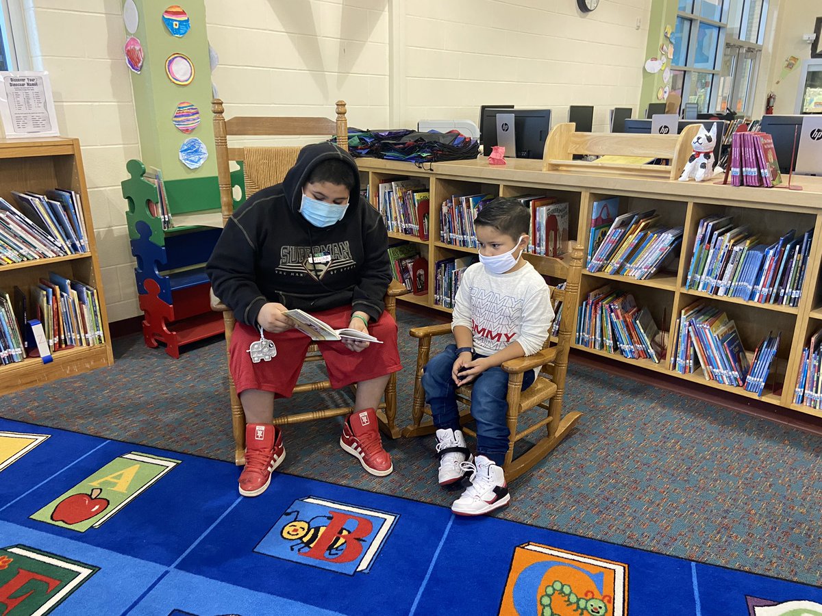 missrdgzem's tweet photo. Los amigos de kínder con the 5th graders… the perfect reading buddies! 🧑‍🤝‍🧑 
@NISDmartin @NISDmartinlib @Sandra48076574 https://t.co/Px6ZVVFaUU