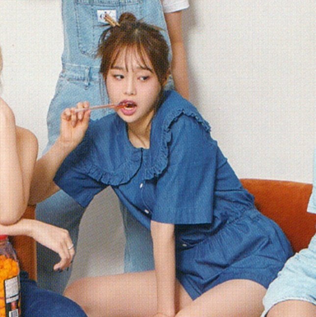 ourchuutopia's tweet photo. SHE  LOOKS  INSANE 
SHE  IS  CHUU  FROM  LOONA https://t.co/0GPZlApxFU