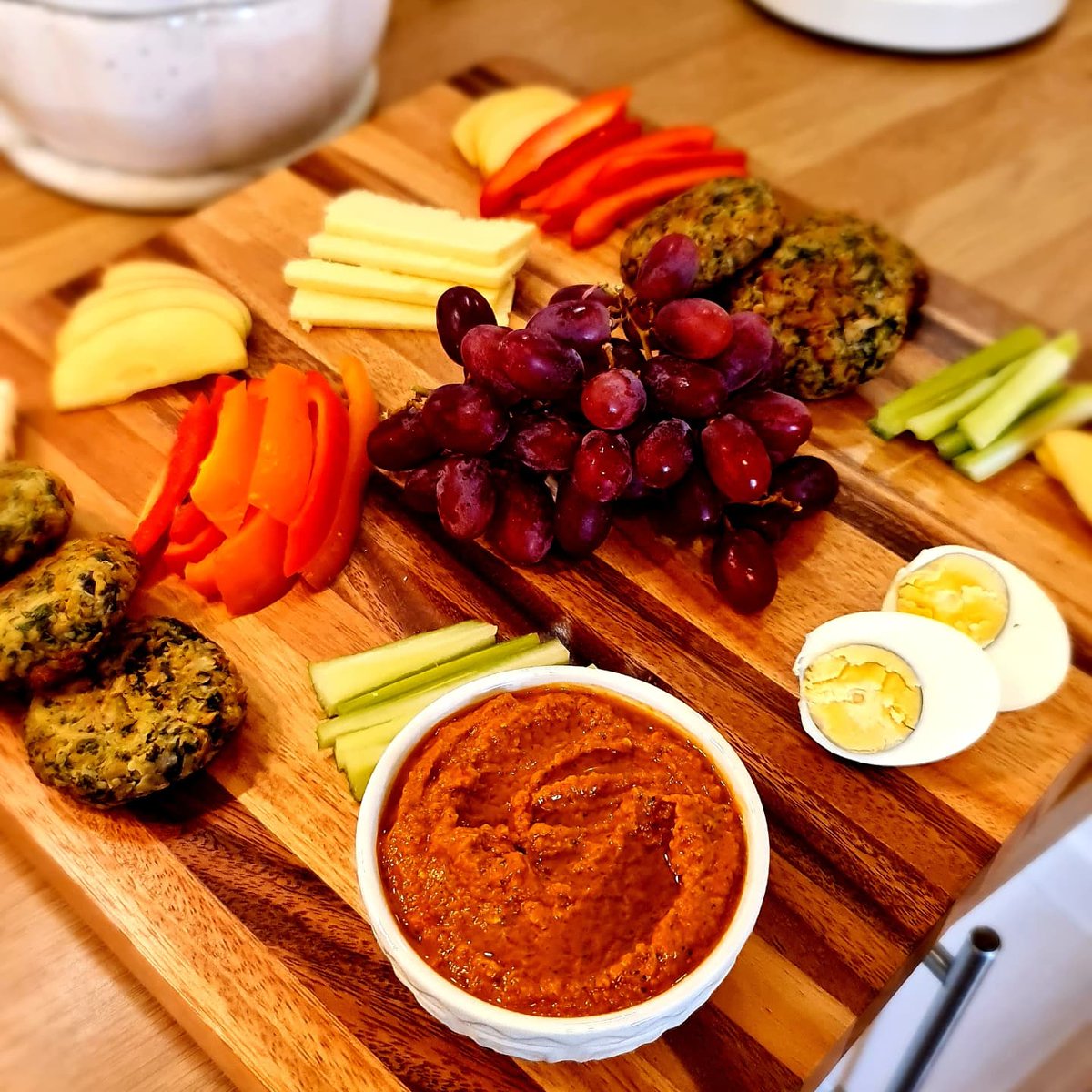 When you feel like finger food...make a cheese board😄. I made a veggie loaded cheese board with homemade sundried tomato pesto dip😋
#homemadefood #foodie #cheeseboard #foodplatter #cabbagechickpeapatties #FetchYourBody2021 #fingerfood #foodlover #healthyeating #healthylifestyle