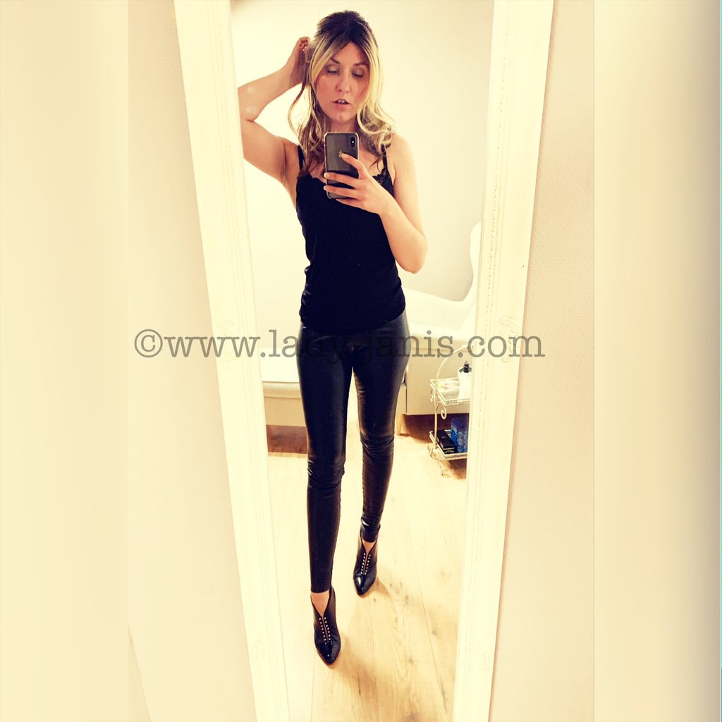 ...für die Arbeiterklasse: Heute bin ich mal zur Feierabend - Melkung da! 
Von 1900-2000 könnt ihr mich live auf meiner Melkmaschine©️ erleben!

#leatherleggings #leatherpants #leggings #louboutinheels #louboutin #loubs #ladyjanis #blondehairdontcare