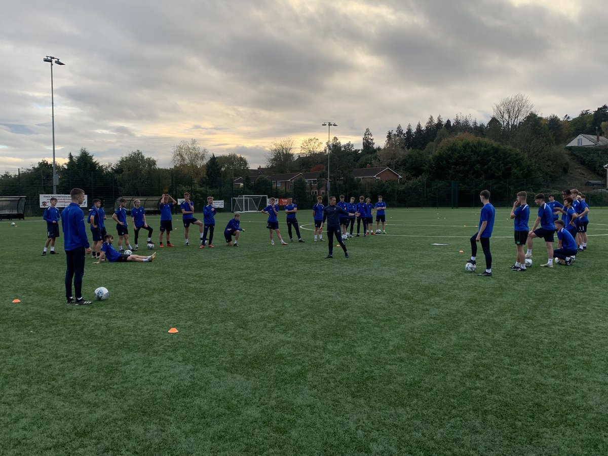 ⚽️🧠 1v1 Defending
Exeter City’s academy coach <a href="/PeteSayer1/">Pete Sayer</a> took a great defending workshop this afternoon at <a href="/execollsport/">Exeter College Sport</a> 💪🏼