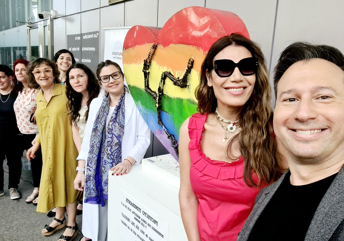 luisbremer's tweet photo. Después de la marcha multitudinaria del sábado,  el Corazón de Alejandro Marmo finalmente instalado. Obra intervenida con el deseo de un mundo más Igualitario, Respetuoso y con Derechos Civiles para tod@s 
#orgullo https://t.co/BjcTZ4hbVs