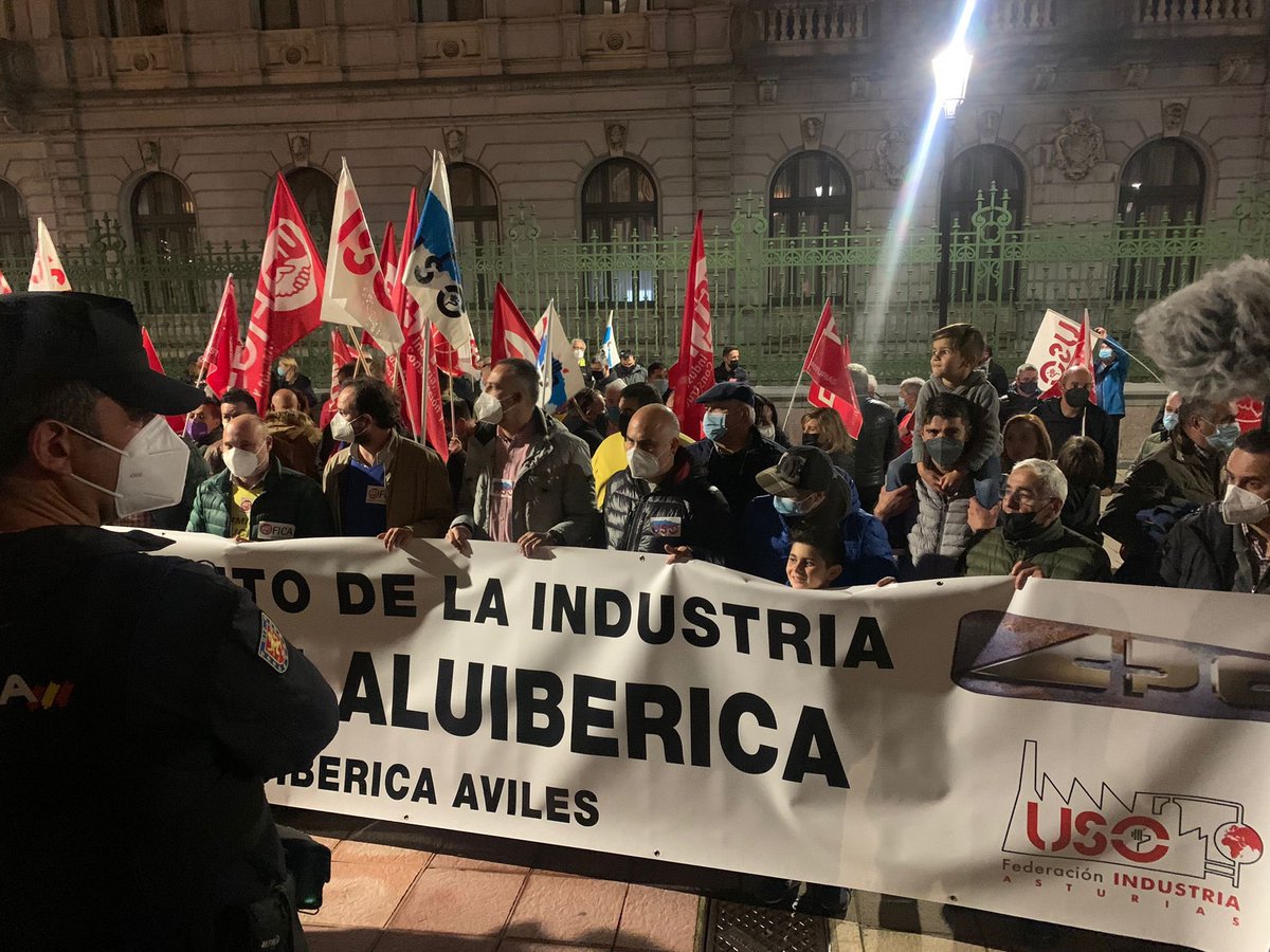 USOAsturias's tweet photo. Frente al Principado reclamamos una solución urgente para #AluIbérica. No vamos a permitir que se destruyan empleos y que se desmantele la industria en Asturias. 
#USOEnLucha #AlcoaNoSeCierra https://t.co/yV45ptBQ0P