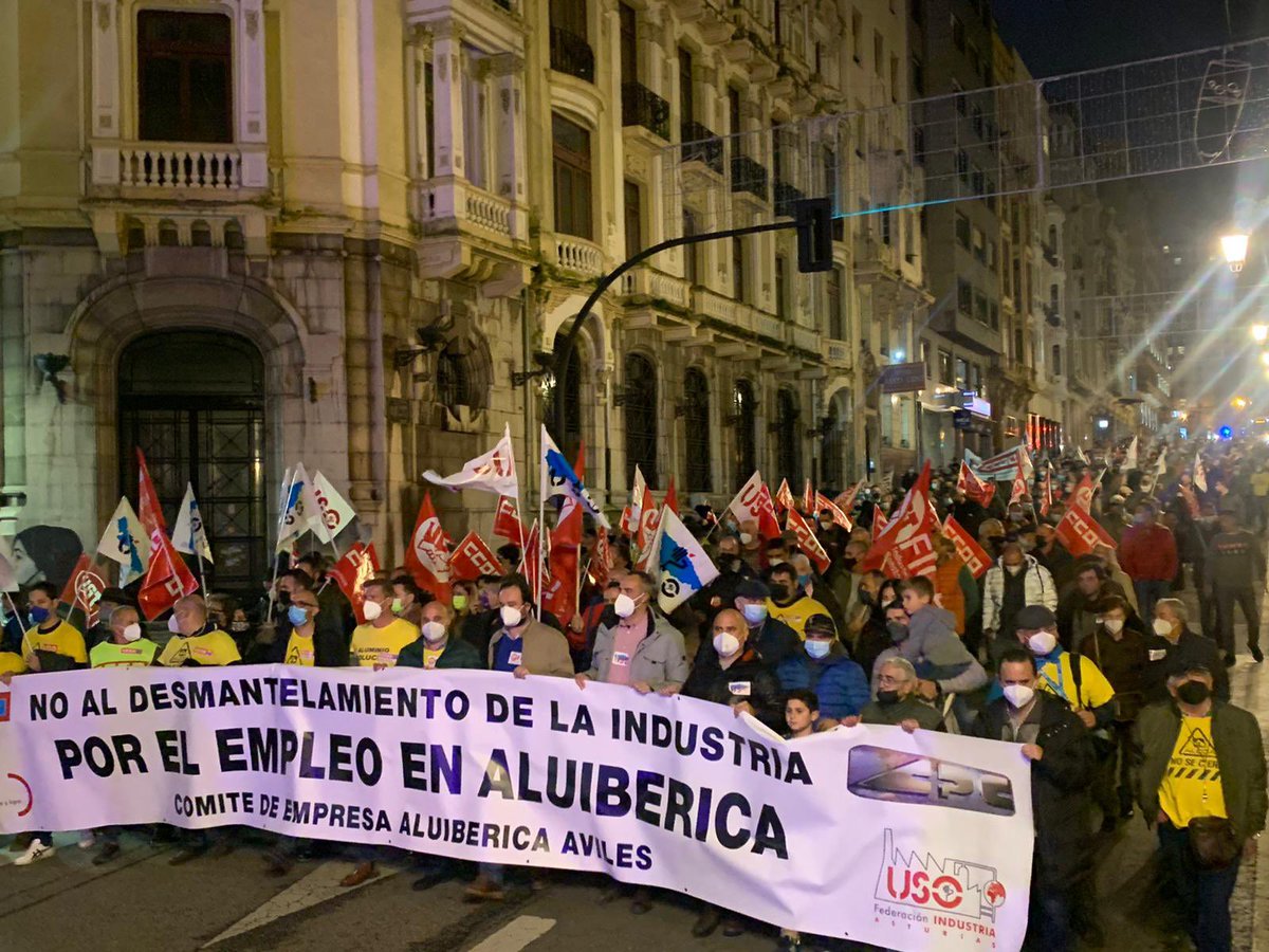 USOAsturias's tweet photo. Frente al Principado reclamamos una solución urgente para #AluIbérica. No vamos a permitir que se destruyan empleos y que se desmantele la industria en Asturias. 
#USOEnLucha #AlcoaNoSeCierra https://t.co/yV45ptBQ0P