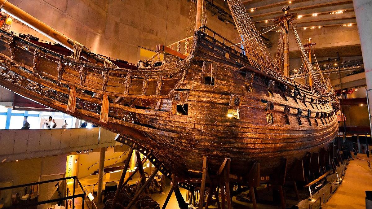 İsveç savaş gemisi #Vasa, 1628'de ilk yolculuğunda 20 dakikadan daha kısa bir süre içinde battı ve 333 yıl sonra, neredeyse tamamen bozulmadan deniz tabanından kurtarıldı.
 Şimdi Stockholm'deki,  #Vasa Müzesi'nde bulunan, dünyanın en iyi korunmuş 17. yüzyıl gemisidir.

#History