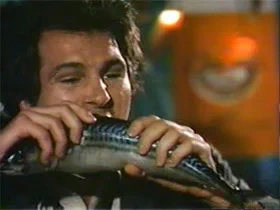 @chogo2009 勘違い日本の海外映画というとカブキマンが真っ先に出てきてしまいます
ミミズ食ったり生の魚を丸かじりしたり敵に箸をぶっ刺しまくったり人間海苔巻にして殺したり等ぶっ飛びすぎてて他のオモシロ日本感の映画が霞んで見えちゃうんですよ 