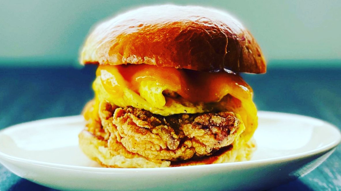 Showroom21701's tweet photo. Chicken & the Egg: fried chicken thigh, scrambled egg, cheddar, spicy aioli brioche bun served with home fries.
#bryanvoltaggio #frederickbrunch #frederickbreakfast #fredericklunch #frederickfoodie #downtownfrederick #frederickmd #getitdowntownfrederick https://t.co/DpZTXL29PM