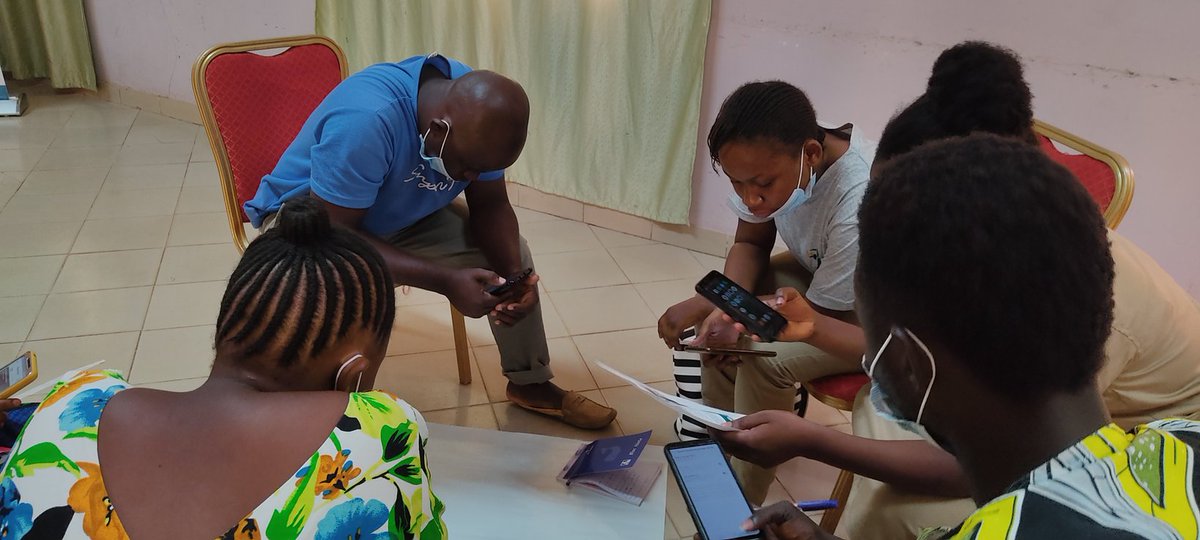 RokiaMalika's tweet photo. After SM-EMI
Du 4 au 6/11/2021 @EducommunicA a mis le cap sur #Kombissiri pour un atelier en Education aux Médias et à l'Information au profit de 12 jeunes de la localité.
Ces jeunes ont été formés pour lutter contre les troubles de l'information sur les Réseaux Sociaux.
#EMI https://t.co/mfhIftehvA