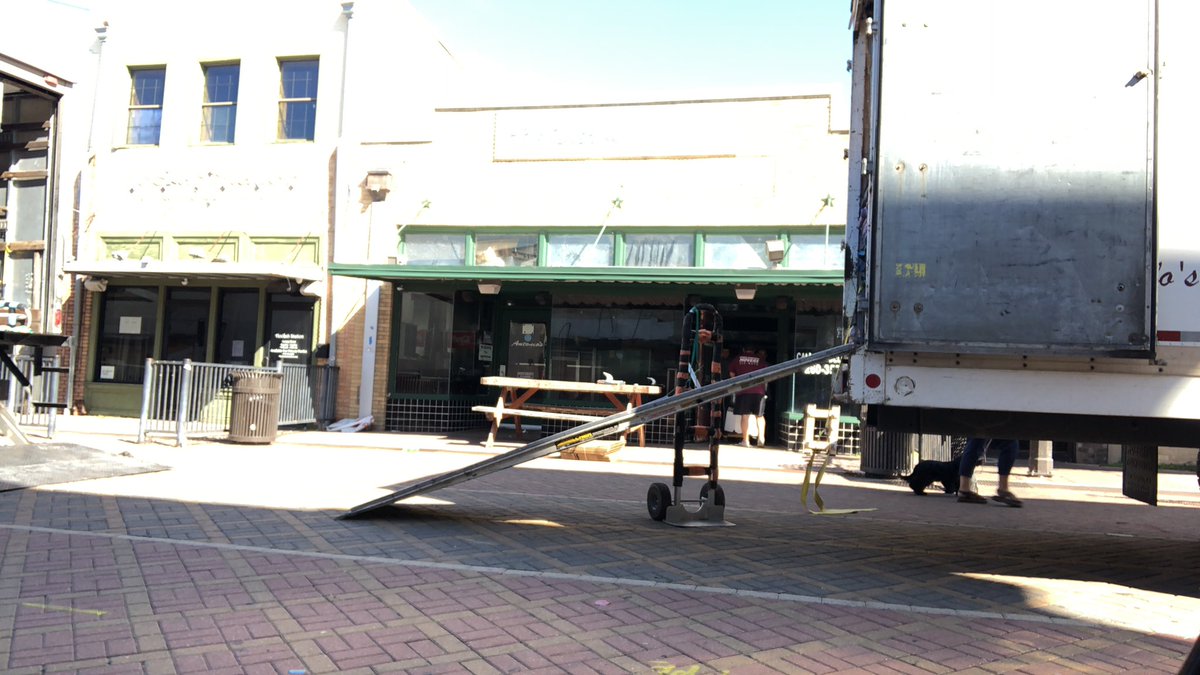 ClayFalls's tweet photo. Antonio’s Pizza closes in Northgate. The general manager tells me they sold the building. He said a new pizza place should be here in coming months. Movers clearing it out now.  @hfallskbtx @KBTXNews @KBTXRusty @TVsMichaelOder @KBTXKarla https://t.co/kiHxLoqoyf