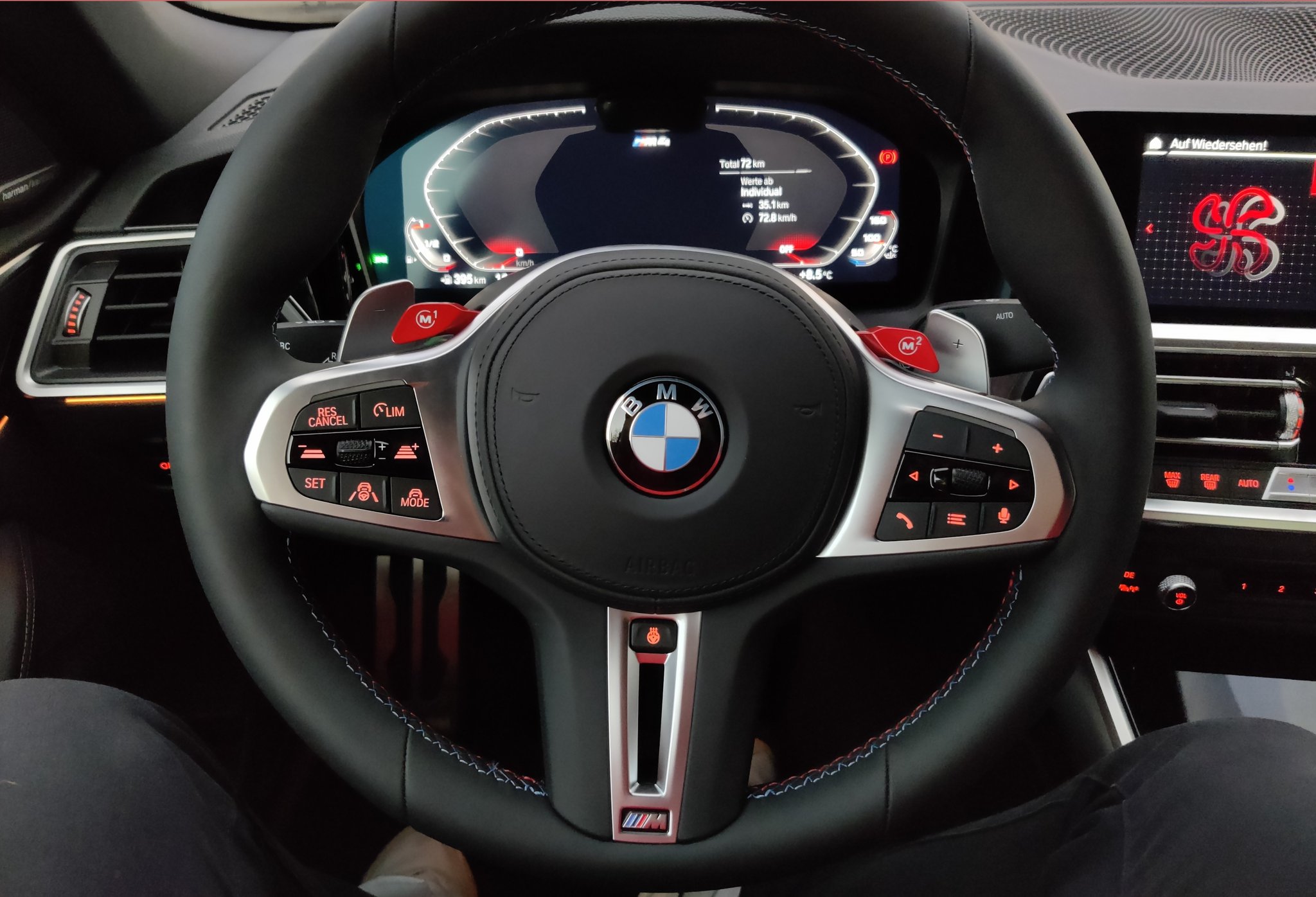 Robin Engelhardt on X: BMW macht es richtig: 1. PHYSISCHE und Matte  Tasten. Die man ertasten kann. Ohne auf das Lenkrad glotzen zu müssen. Das  ist nämlich der Sinn von Lenkradbedienung 2.