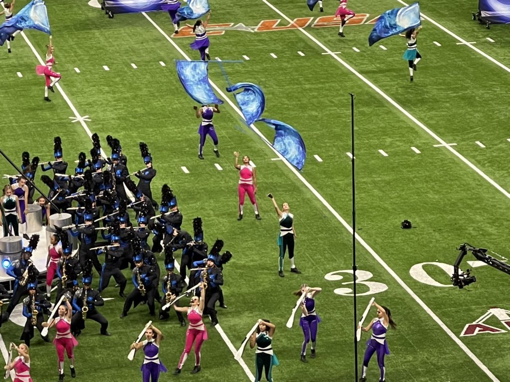 Perfect staging of <a href="/tmhsrbb/">Tomball Memorial HS Marching Band</a> ‘s Plume Soloist for the big flag toss. <a href="/PlumeHenry/">Henry Clay's Plume</a>