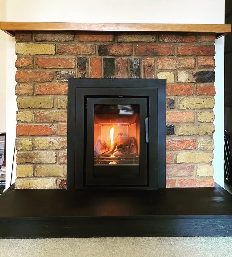 ConturaStoves's tweet photo. For your Monday viewing pleasure, we're serving up this cosy stove setting 🔥🔥🔥
What is your favourite fireplace activity?
📸 aasgard_france
#Contura #Conturawoodburningstove #ecodesign #ecodesign2022 #cleanburn #cosyology #woodburningstove https://t.co/FfzMOlzYJi