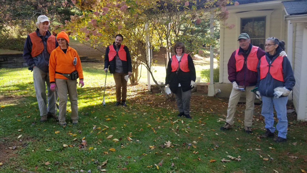 Fallingwater's tweet photo. 7 Fallingwater staff & volunteers recently cleaned up the 2-mile northern approach to Fallingwater, picking up 8 bags of garbage & miscellaneous car parts. Happy to be part of #AdoptAHighway!
#KeepAmericaBeautiful #littercontrol #littergitters
@penndotnews @laurelhighlands https://t.co/CJoyH6NLcf