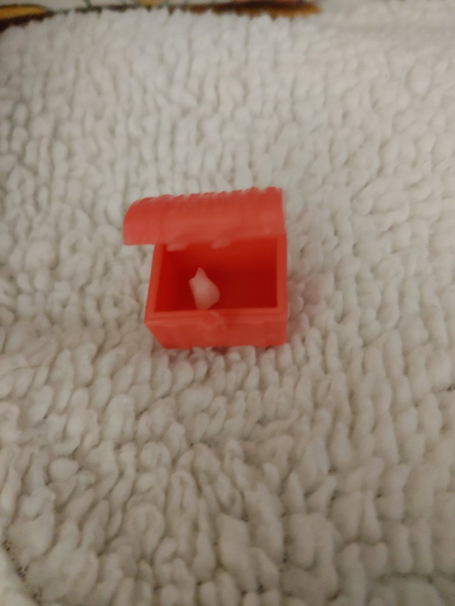 DajaJ09's tweet photo. You know how your kiddo has an awesome teacher.. When she loses a tooth at school and the teacher gives her the cutest little box to keep it safe for the tooth fairy ❤😀 @KentCardinals @MsLsPeeps https://t.co/hgRRjKlmVc