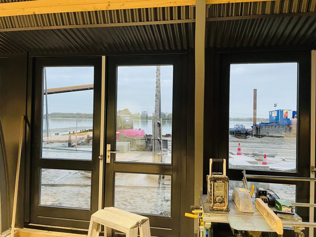 VVDAlmere's tweet photo. Vandaag gingen onze raadsleden Jimmy, Joep en Mark op bezoek bij de Almeerse ondernemer Martin Ort. 

Goede gesprekken over Almere Centrum en een rondleiding bij de nieuwe strandtent ‘Strand 22’. 🍻🍷🏖

#destadin https://t.co/Ps9vYkA66H