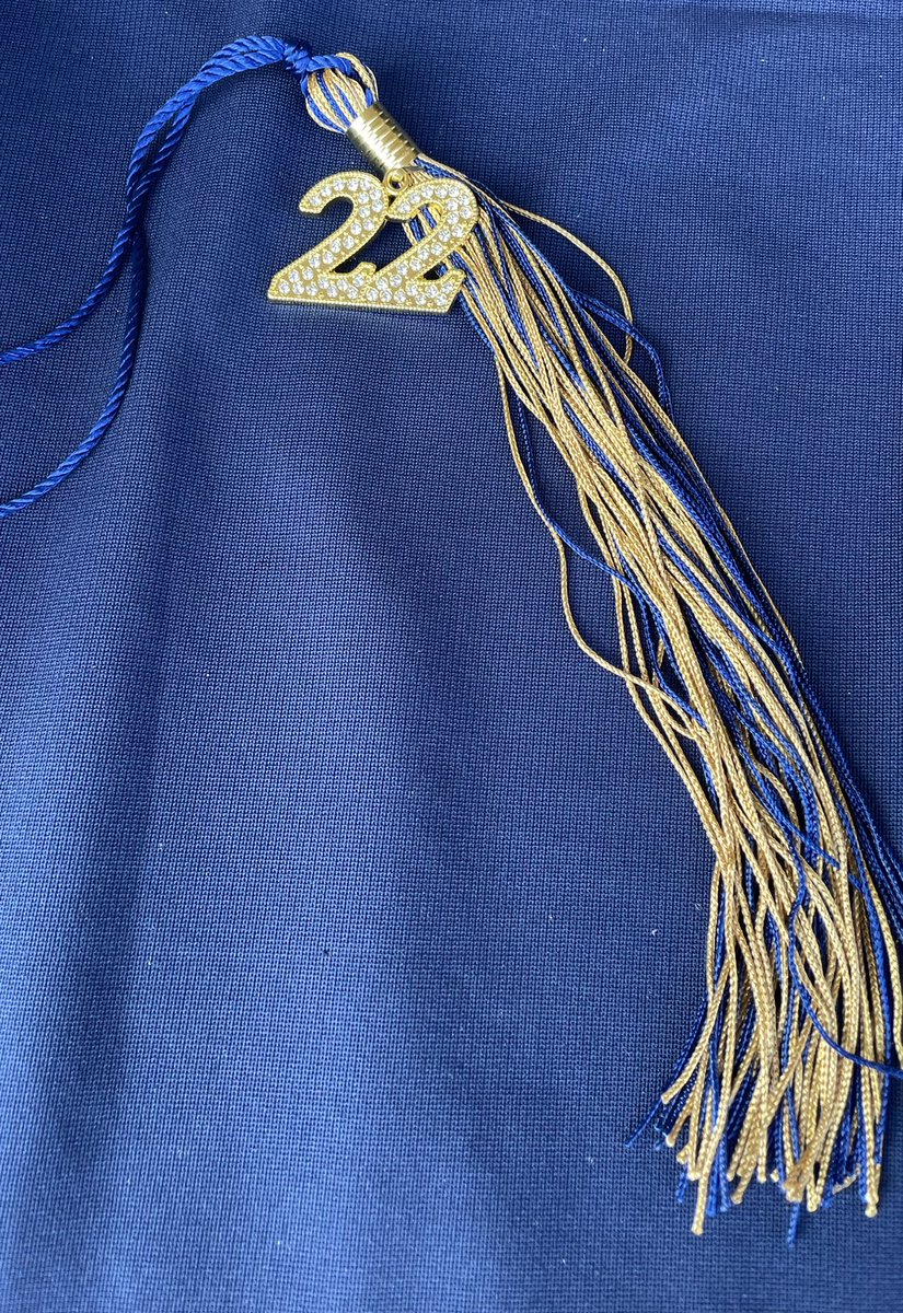 SenoraConnell's tweet photo. Seniors! 👩‍🎓👨‍🎓 Happening now:
Jostens is in the courtyard to take your order. Payment is not required at this time IF you turn in your order form in-person today! #classof2022 https://t.co/LesfzqYFc6
