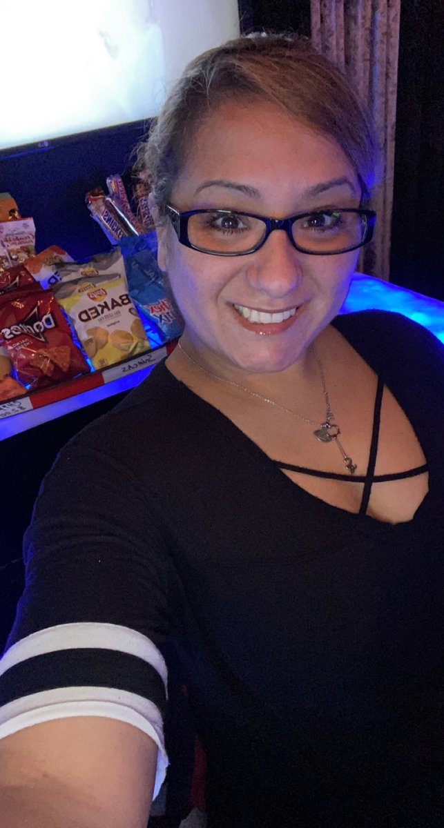 SERENITY_LOVE80's tweet photo. UP!! In this PLACE early.. #WorkSelfie #MondayVibes #MondayMood #DoorGirl #HostessLife #WorkFlow #DaytimeFun #DayShiftLife #ColoradoGirl #LivingTheFloridaLife https://t.co/Iudw1cDSo1