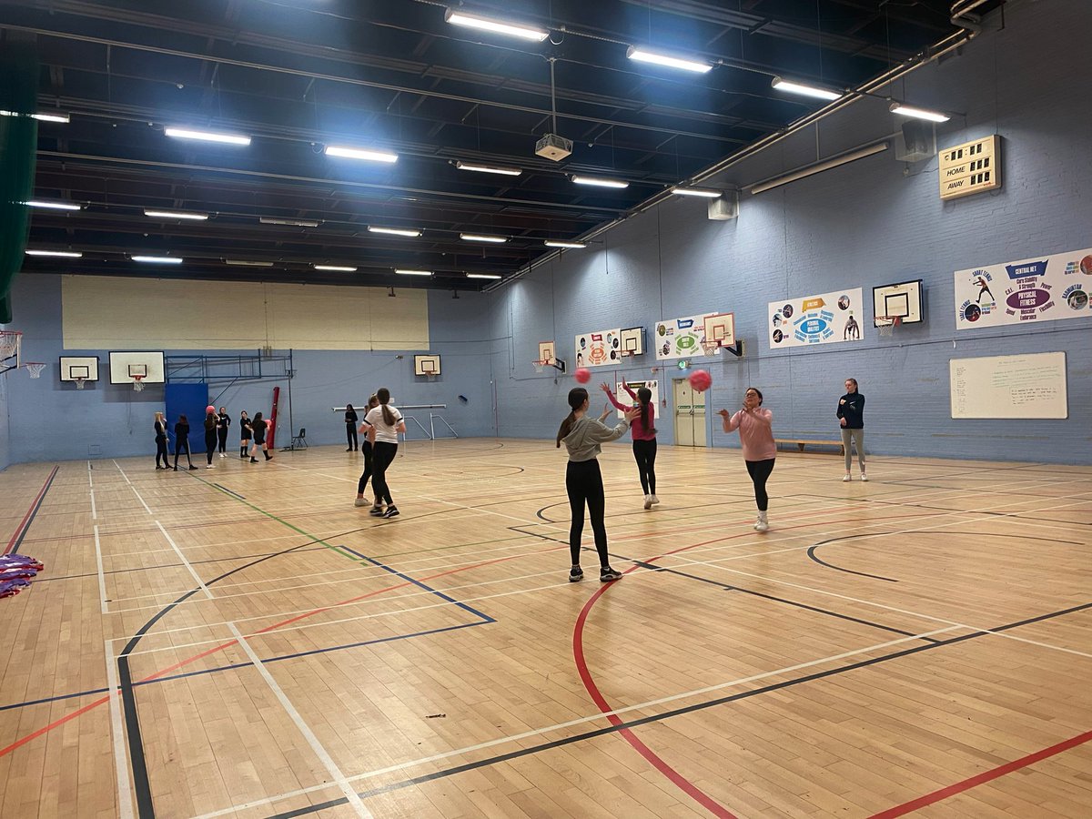 JuniorsNetball's tweet photo. Lots of new faces along at training tonight. Let’s go girls!! 👏🏼🕺     NETBALL AGE 11-16 @ Eastbank Academy £3 per session https://t.co/tdlZQi5dU2