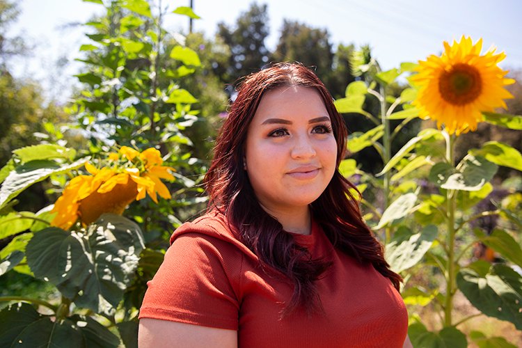 UofCalifornia's tweet image. 1/ @UCBerkeley transfer student Elizabeth Cardenas: "I’m interested in learning about the child welfare system to shine a light on children who need to feel love or care because they’re going through tough times." | Photo: Brittany Hosea-Small #CelebrateFirstGen #UCFirstGen