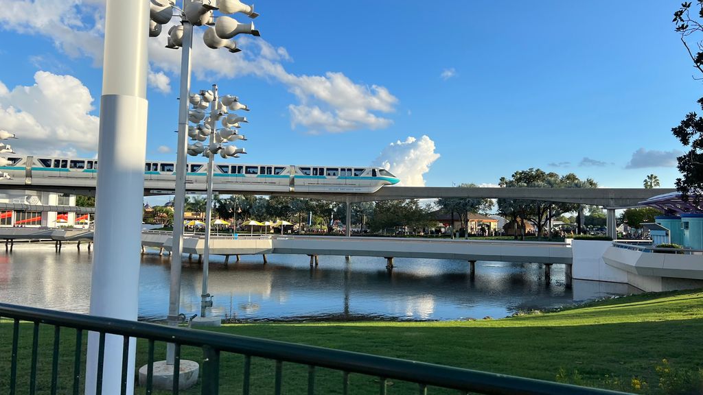 disneypicaday's tweet photo. #EPCOT #MonorailLoop for #MonorailMonday Have a great Monday everyone! https://t.co/8tyBm9V5dH